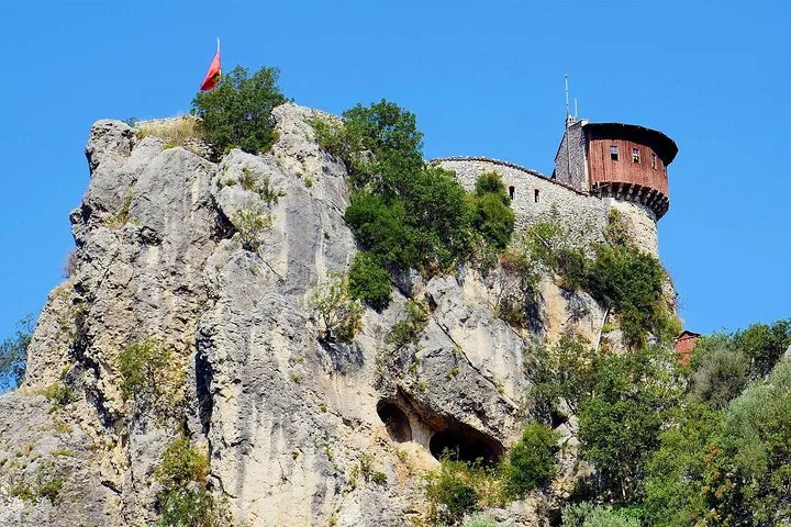 Petrele Castle tour
