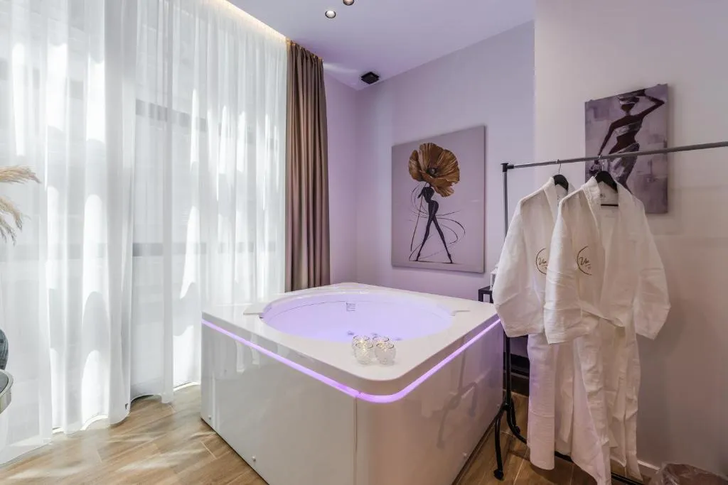 Via Mare Jacuzzi Suites by PS