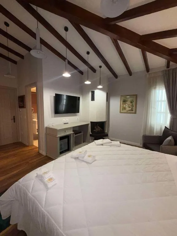 Hani i Gjelit Hotel, Korce