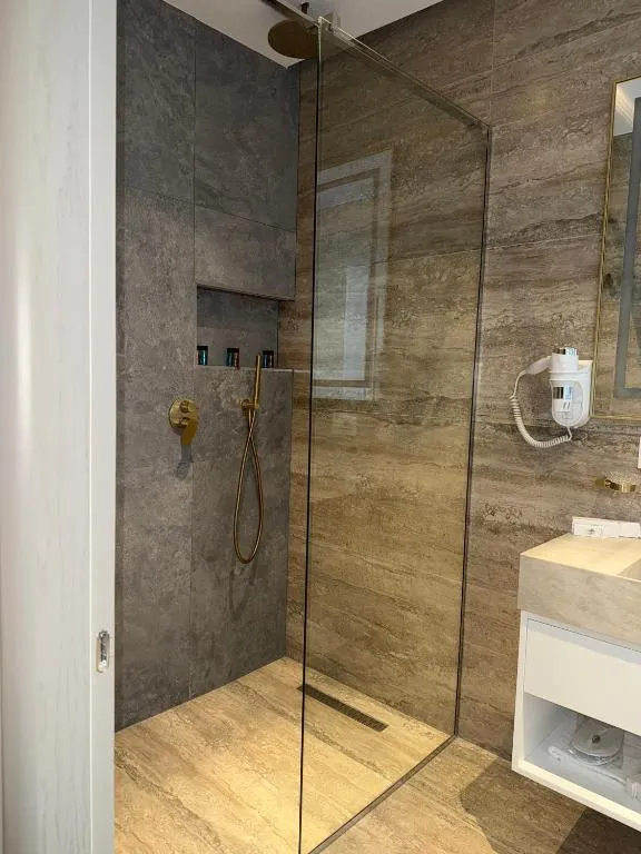 Hani i Gjelit Hotel, Korce