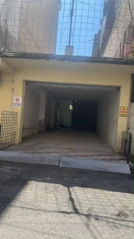 Quiet City Stay with Private Garage and 5 Min to Center