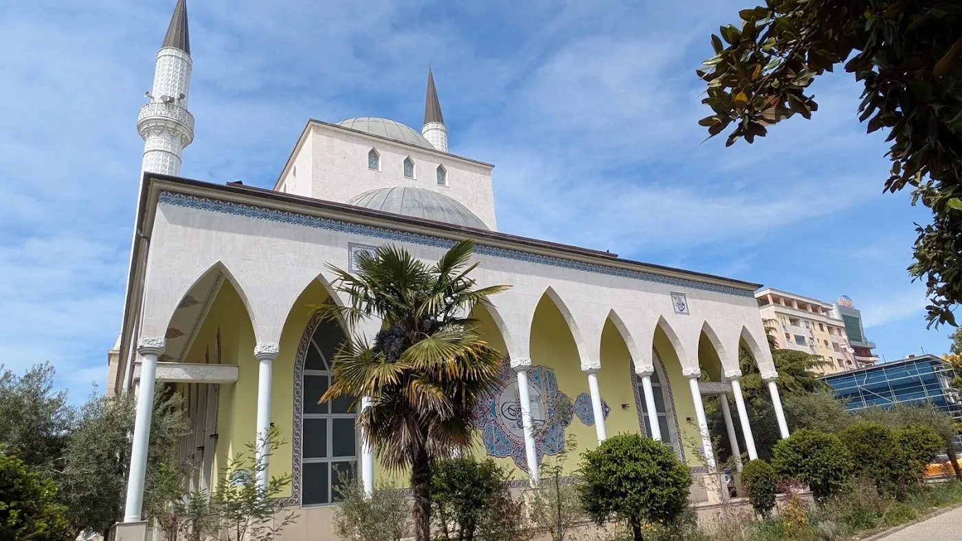 Parrucë Mosque
