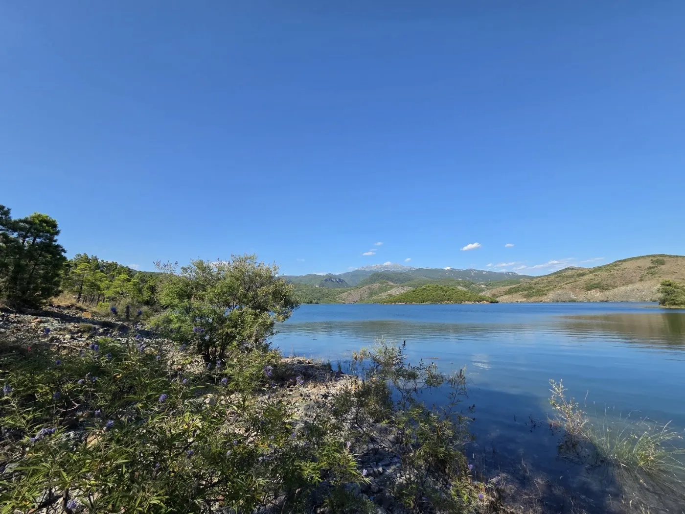 Beach in Vau Dejes lake